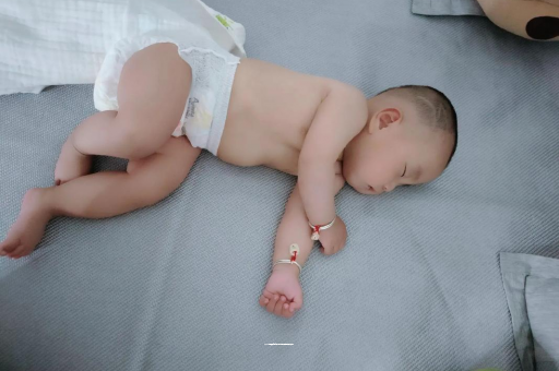 弥勒六个月宝宝眼睛散光