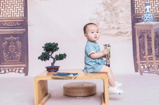 弥勒宝宝边吃奶边挣扎烦躁